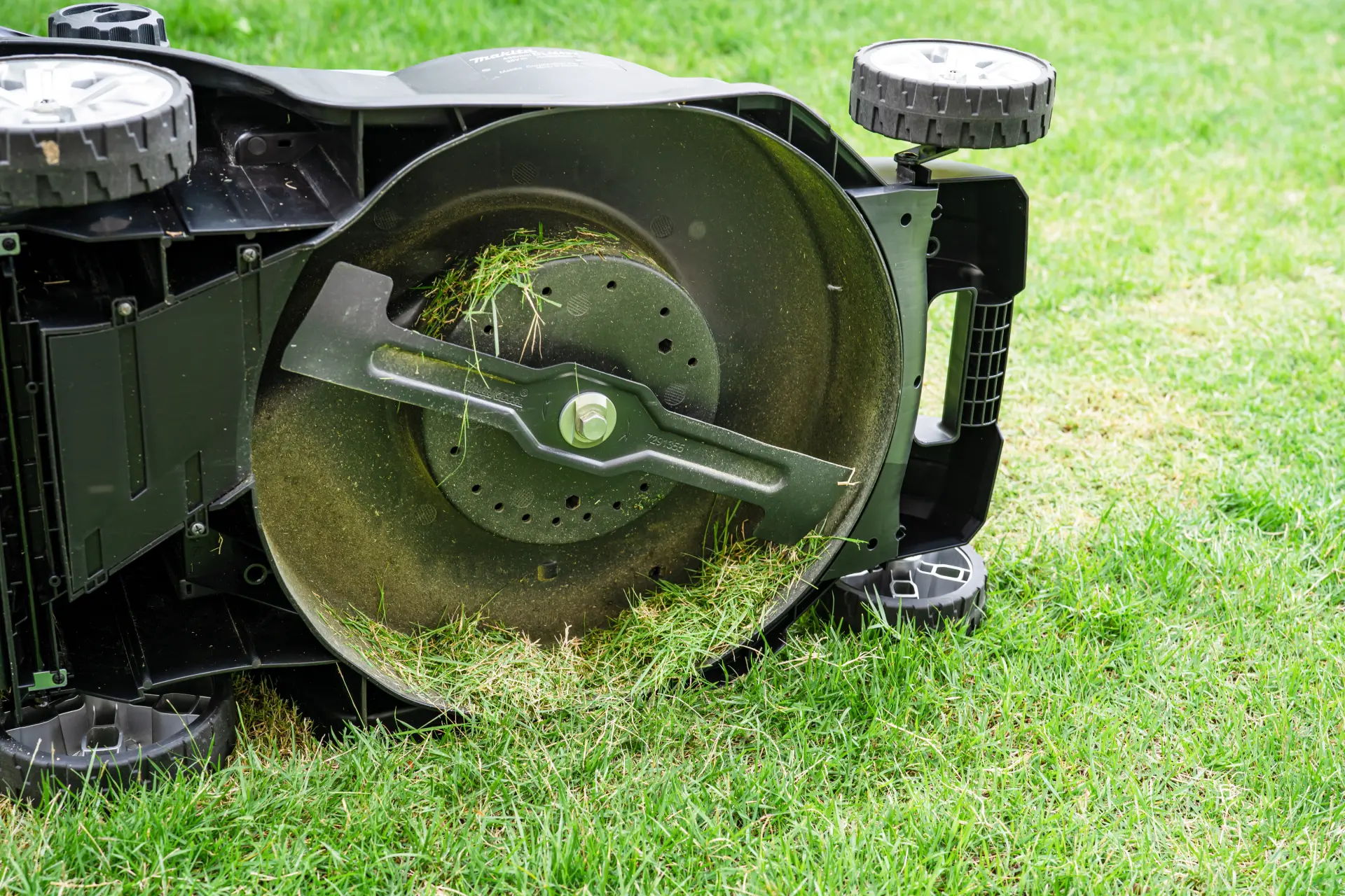 Top Tips to Keep Your Lawnmower Running Smoothly