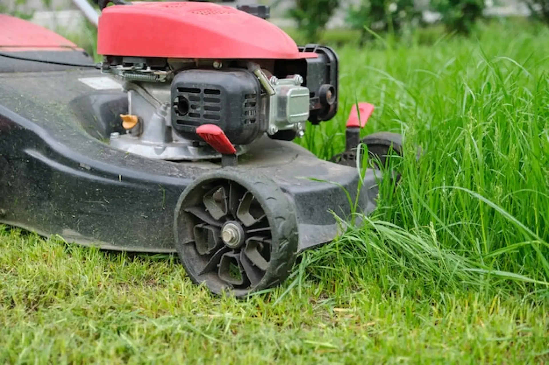 Top Safety Tips When Using a Lawnmower
